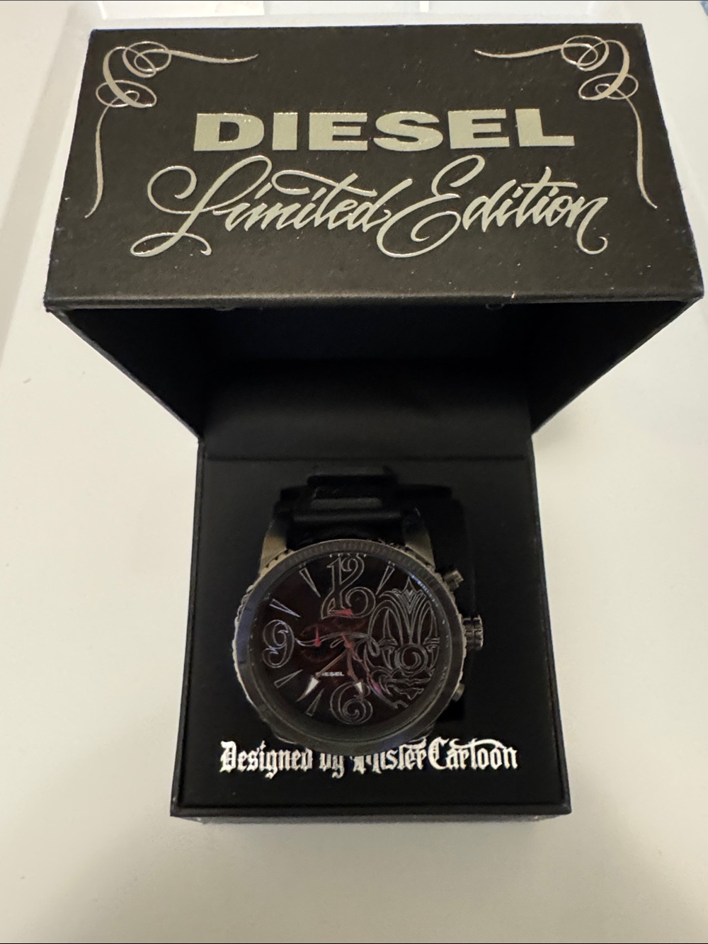 Mister Cartoon. Diesel Men's Black Watch with Subtle Red Dial Accents